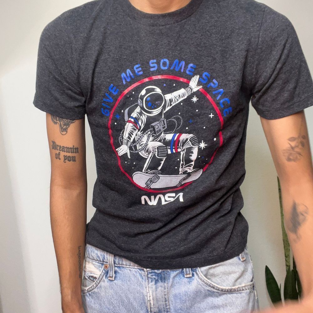 nasa give me some space skateboard astronaut unisex t-shirt